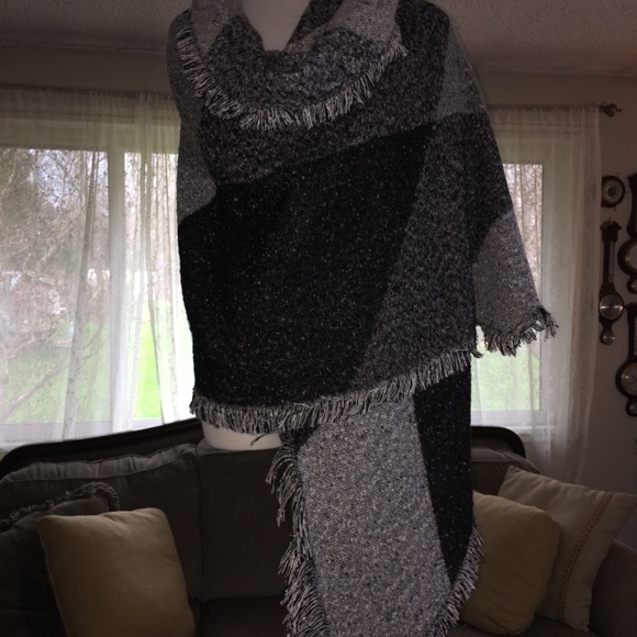 NEW Beautiful Grey and Black Wrap/Scarf - Picture 4 of 6